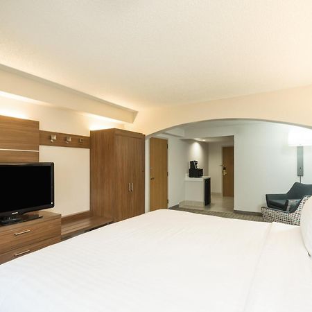 Holiday Inn Express Hotel & Suites Louisville East By Ihg Exterior foto